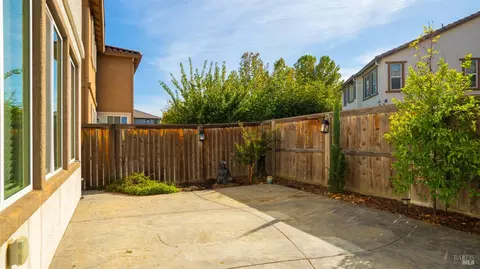 Exterior - 270 Heritage Ln, Dixon, CA 95620 photo 3 of 10