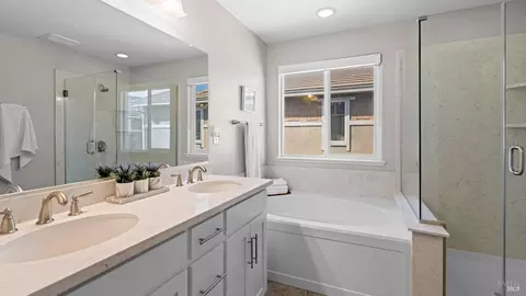 Bath - 270 Heritage Ln, Dixon, CA 95620 photo 4 of 5