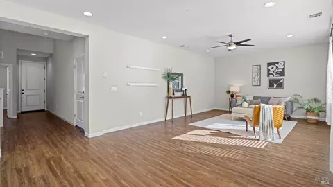 Entry Way - 270 Heritage Ln, Dixon, CA 95620 photo 2 of 4