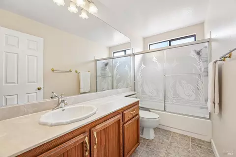 Bath - 3018 Pinyon Ct, Fairfield, CA 94533 photo 2 of 5