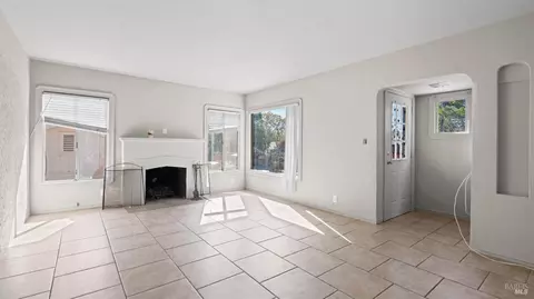 Living - 426 Glenn St, Vallejo, CA 94590 photo 2 of 3