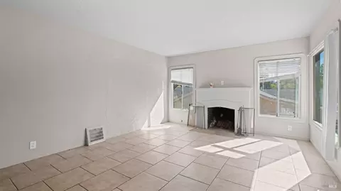 Living - 426 Glenn St, Vallejo, CA 94590 photo 1 of 3