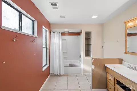 Bath - 1160 Oakwood Ave, Vallejo, CA 94591 photo 2 of 4