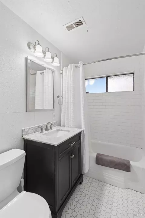 Bath - 1160 Oakwood Ave, Vallejo, CA 94591 photo 1 of 4