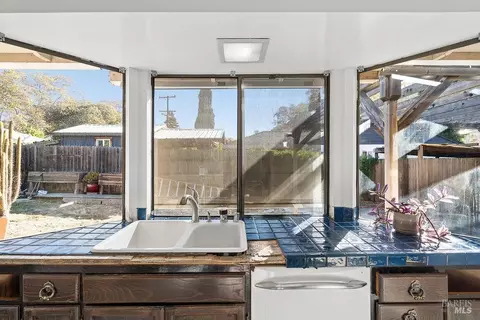 Kitchen - 1160 Oakwood Ave, Vallejo, CA 94591 photo 4 of 5