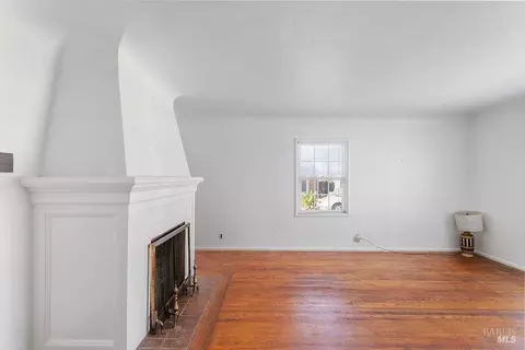 Living - 105 Morningside Ave, Vallejo, CA 94590 photo 2 of 4