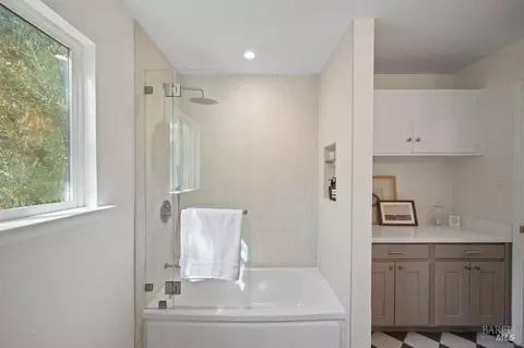 Bath - 436 Live Oak Dr, Mill Valley, CA 94941 photo 4 of 4