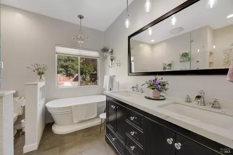 Bath - 4041 Haven Ct, Sebastopol, CA 95472 photo 4 of 7
