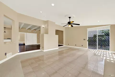 Living - 2913 Turnberry Ct, Fairfield, CA 94534 photo 15 of 24