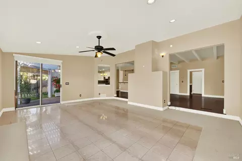 Living - 2913 Turnberry Ct, Fairfield, CA 94534 photo 16 of 24