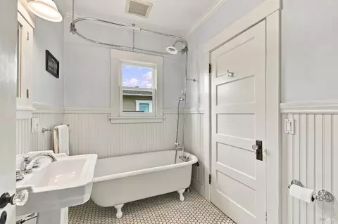 Bath - 637 Wright St, Santa Rosa, CA 95404 photo 2 of 5
