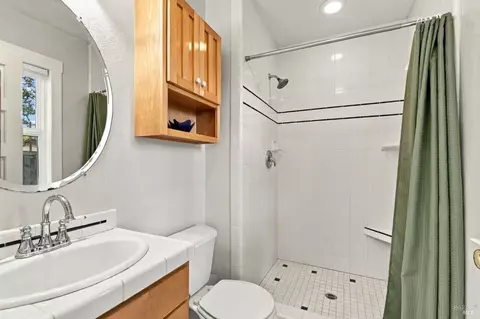 Bath - 637 Wright St, Santa Rosa, CA 95404 photo 5 of 5