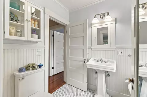 Bath - 637 Wright St, Santa Rosa, CA 95404 photo 3 of 5