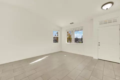 Living - 2590 Rowe Dr, Fairfield, CA 94533 photo 3 of 7
