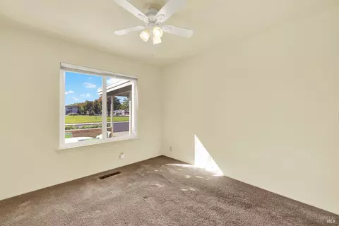 Bedroom - 105 Sequoia Dr, Vacaville, CA 95687 photo 3 of 4