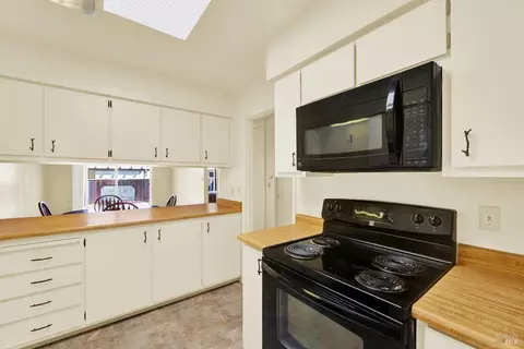 Kitchen - 105 Sequoia Dr, Vacaville, CA 95687 photo 2 of 2