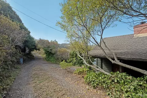 Exterior - 29011 Willow Creek Rd, Jenner, CA 95450 photo 2 of 8