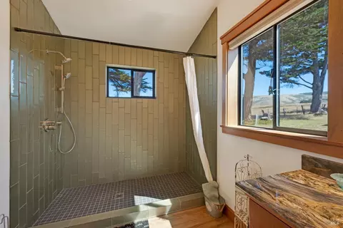 Bath - 209 Calle Del Sol, Bodega Bay, CA 94923 photo 2 of 6