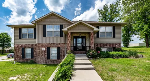 450 Edwards Dr, Holts Summit, MO 65043 photo 1