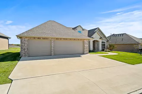 Exterior - 920 Marcassin Dr, Columbia, MO 65201 photo 6 of 11