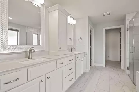 Bath - 920 Marcassin Dr, Columbia, MO 65201 photo 3 of 6