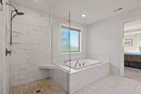 Bath - 920 Marcassin Dr, Columbia, MO 65201 photo 4 of 6