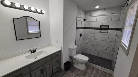 Bath - 907 S Summit Dr, Holts Summit, MO 65043 photo 2 of 3