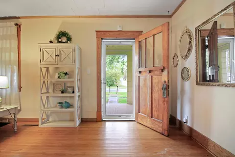 Entry Way - 300 E Harrison St, Auxvasse, MO 65231 photo 1 of 2
