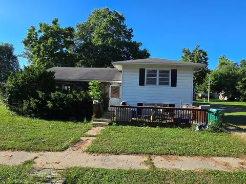 102 W 2nd St, Macon, MO 63552
