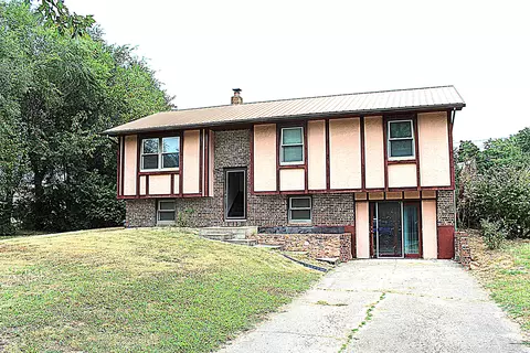 211 Cardinal Lane Ln, Tipton, MO 65081