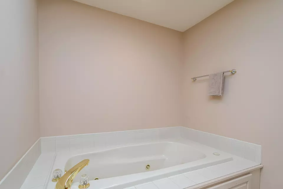 Bath - 3711 Shadow Glen Ct, Columbia, MO 65203 photo 2 of 3