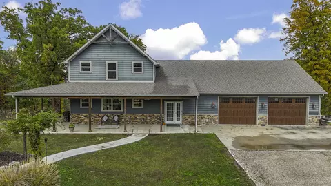 1175 E Calvin Dr, Hartsburg, MO 65039