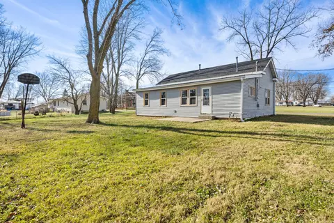Exterior - 230 N Moreau Ave, Tipton, MO 65081 photo 2 of 4