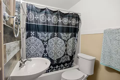 Bath - 230 N Moreau Ave, Tipton, MO 65081 photo 1 of 1