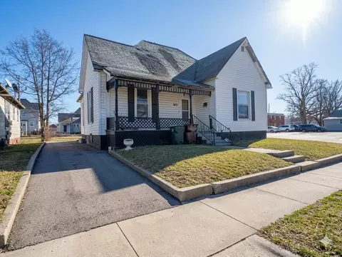 612 S 4th St, Moberly, MO 65270