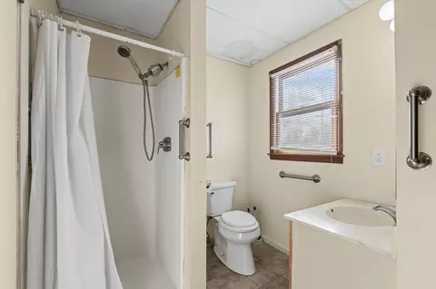 Bath - 210 King St, Fulton, MO 65251 photo 2 of 3