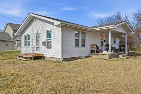 Exterior - 209 E Johnson Ave, Ashland, MO 65010 photo 2 of 4