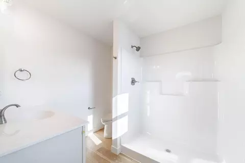 Bath - 2653 Frazier Lp Lp, Columbia, MO 65202 photo 3 of 4
