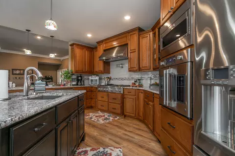 Kitchen - 11033 E Timmons Rd, Centralia, MO 65240 photo 4 of 10