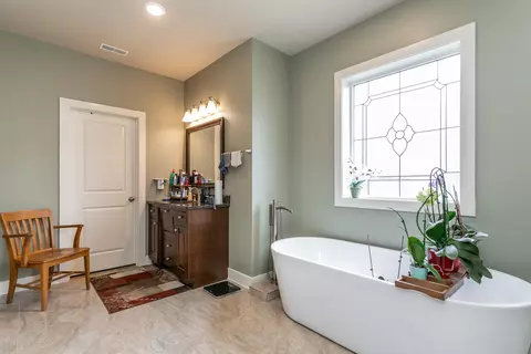Bath - 11033 E Timmons Rd, Centralia, MO 65240 photo 1 of 10