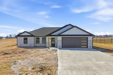 912 Destinee Dr, Moberly, MO 65270