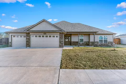 6420 Gail Ct, Hallsville, MO 65255