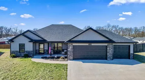 6430 Gail Ct, Hallsville, MO 65255