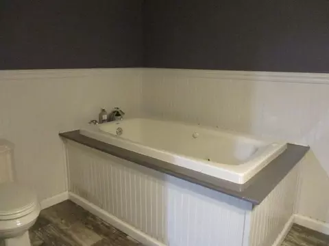 Bath - 903 E Jackson St, Mexico, MO 65265 photo 6 of 9