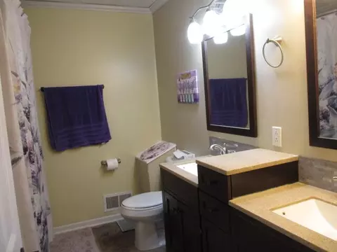 Bath - 903 E Jackson St, Mexico, MO 65265 photo 1 of 9