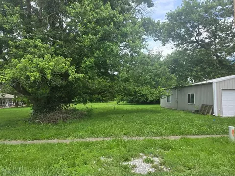106 Elaine Ave, Hallsville, MO 65255