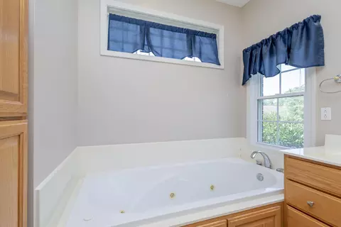 Bath - 1232 Ryan Dr, Centralia, MO 65240 photo 2 of 6