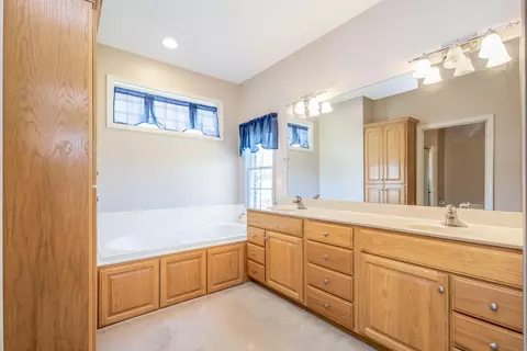 Bath - 1232 Ryan Dr, Centralia, MO 65240 photo 1 of 6