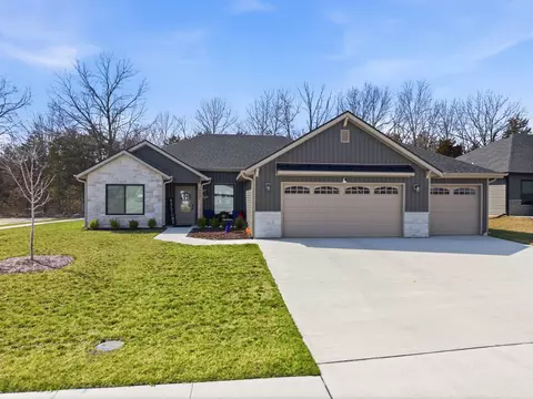 5801 Harvest Leaf Dr, Columbia, MO 65202