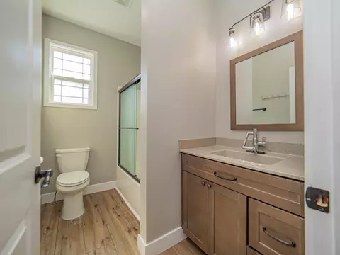 Bath - 2105 Vinny Ave, Moberly, MO 65270 photo 3 of 3